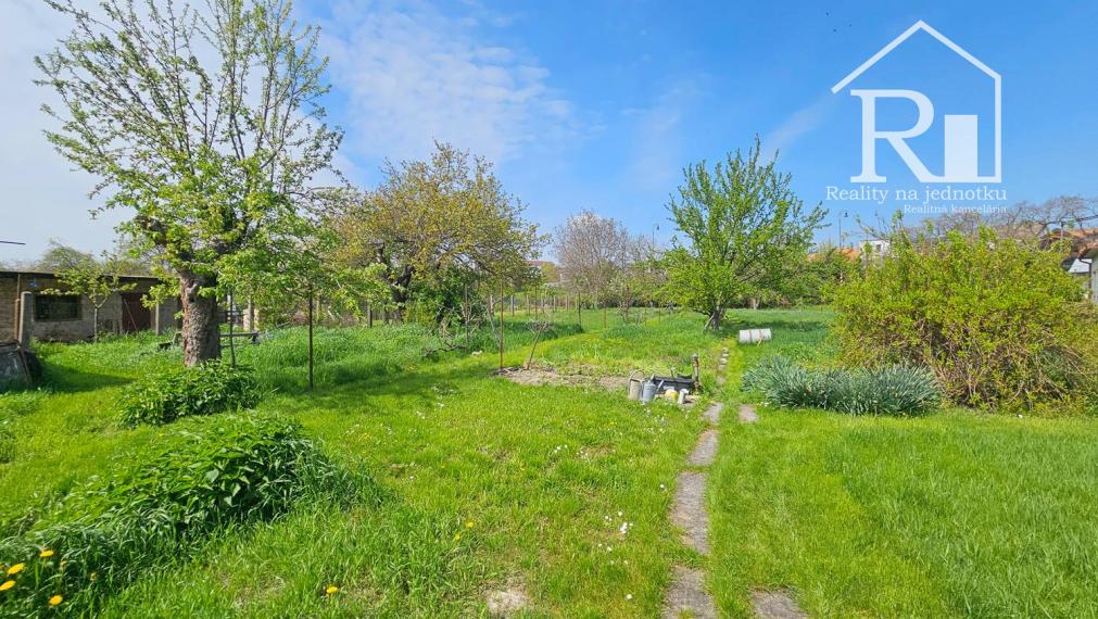 Na predaj priestranný pozemok 2324m2 s možnosťou výstavby RD