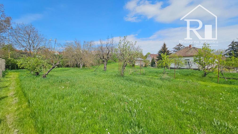 Na predaj priestranný pozemok 2324m2 s možnosťou výstavby RD