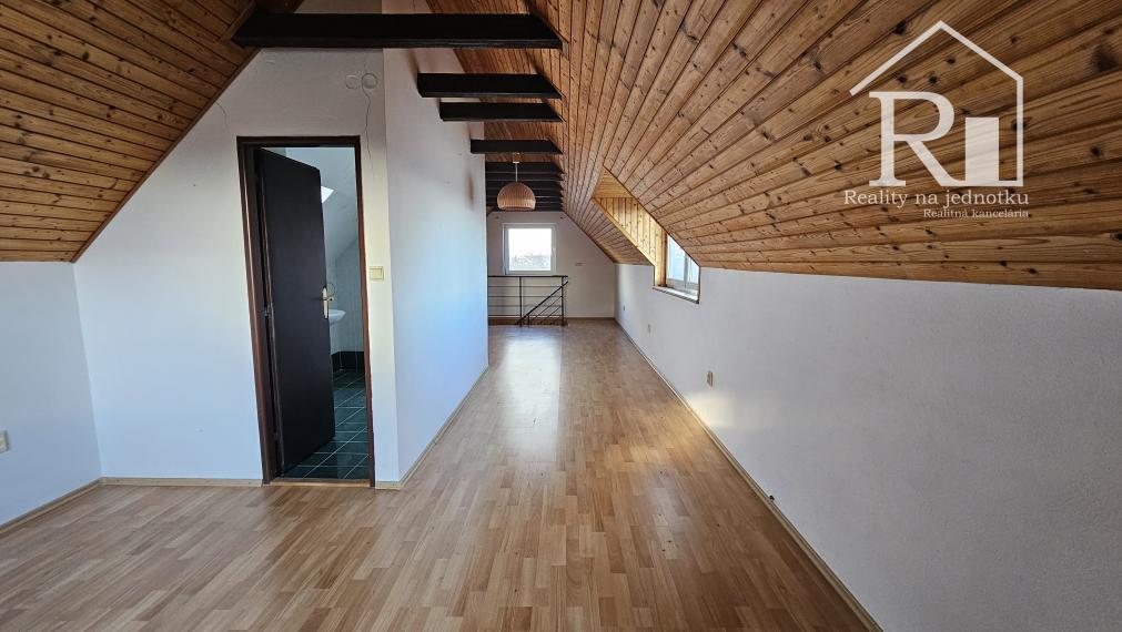 Rekreačná nehnuteľnosť na slnečnom pozemku 1538m2