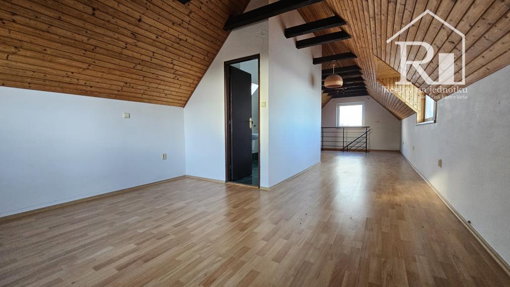 Rekreačná nehnuteľnosť na slnečnom pozemku 1538m2