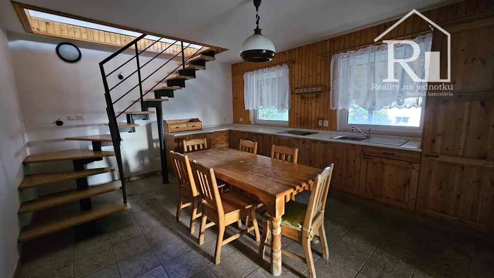 Rekreačná nehnuteľnosť na slnečnom pozemku 1538m2