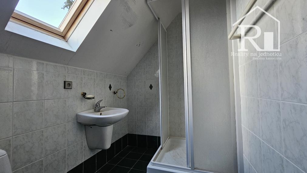 Rekreačná nehnuteľnosť na slnečnom pozemku 1538m2