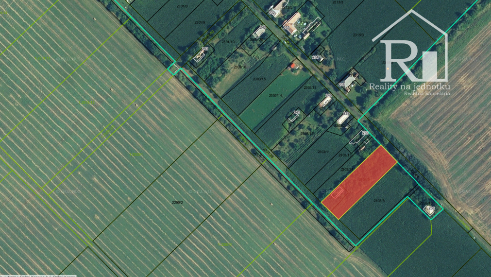 Slnečný pozemok na výstavbu rodinného domu.