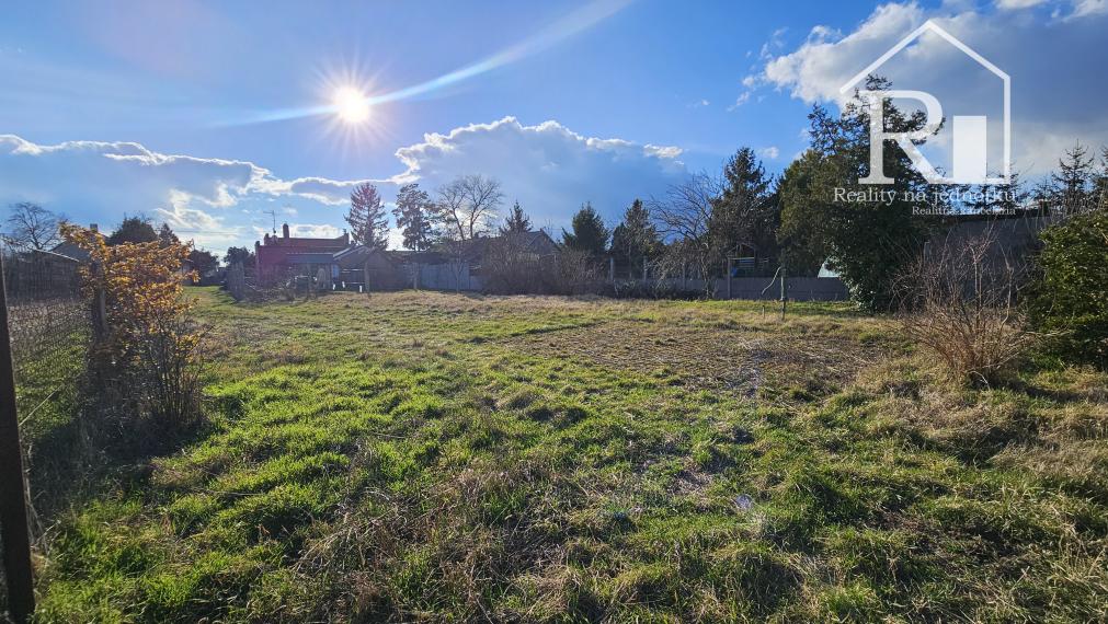 Priestranný slnečný pozemok na výstavbu rodinného domu