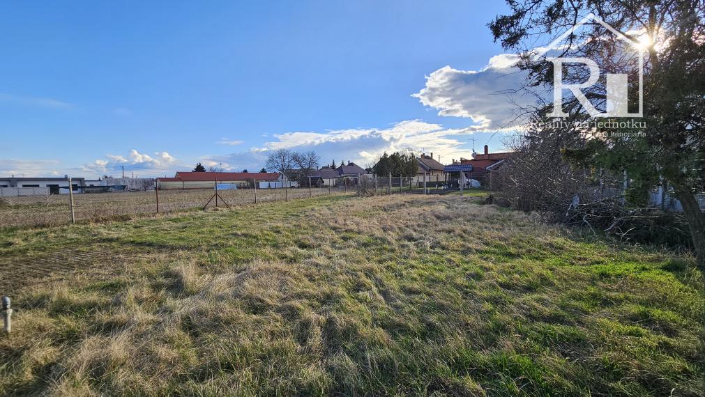 Priestranný slnečný pozemok na výstavbu rodinného domu