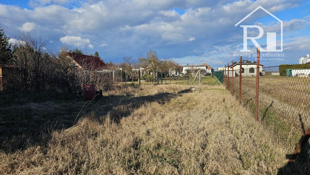 Priestranný slnečný pozemok na výstavbu rodinného domu