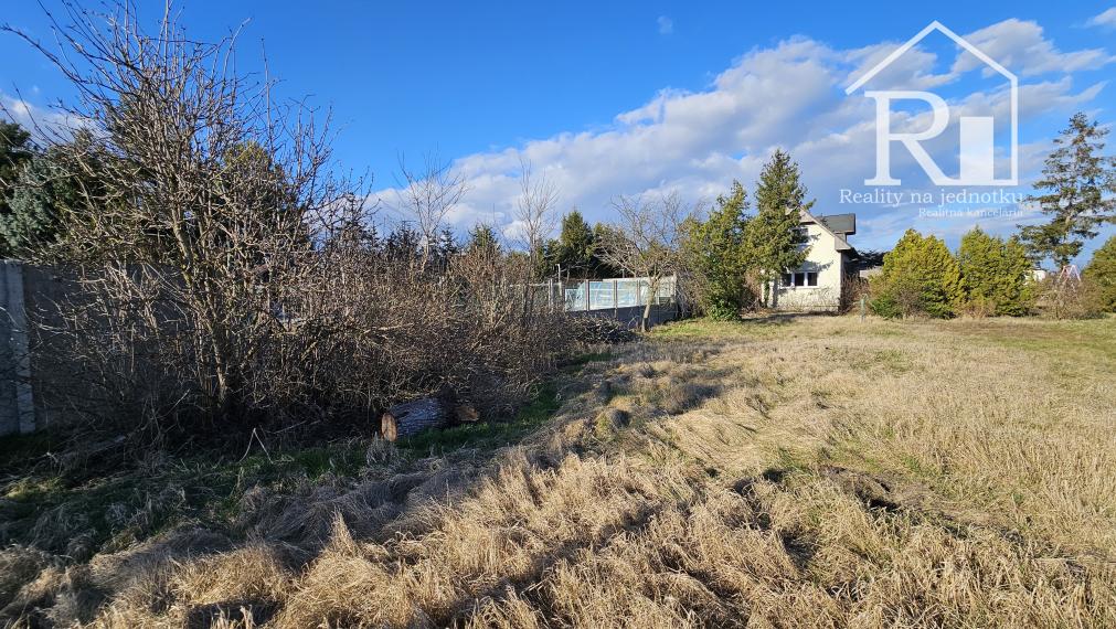 Priestranný slnečný pozemok na výstavbu rodinného domu