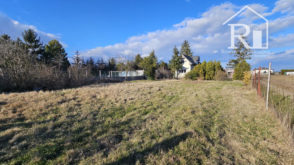 Priestranný slnečný pozemok na výstavbu rodinného domu