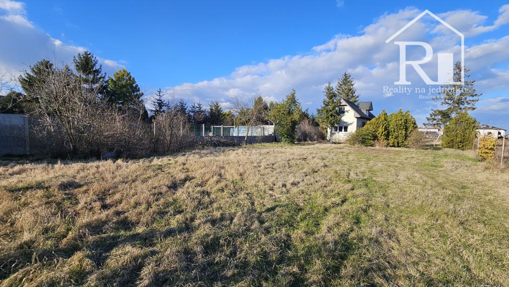 Priestranný slnečný pozemok na výstavbu rodinného domu