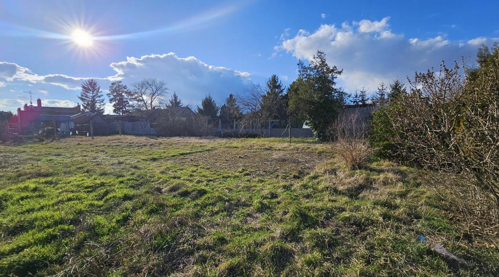 Priestranný slnečný pozemok na výstavbu rodinného domu