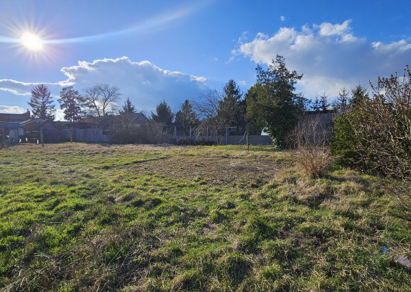 Priestranný slnečný pozemok na výstavbu rodinného domu